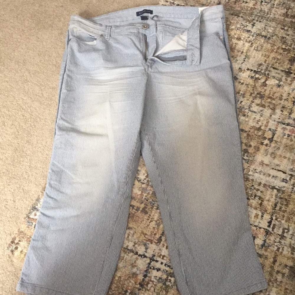 Very cute, slandering Capri jeans; stretchy